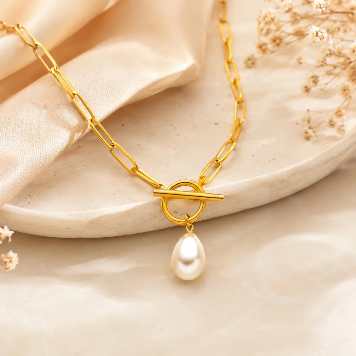 Detail view of paperclip chain pearl necklace with toggle clasp and pearl pendant
