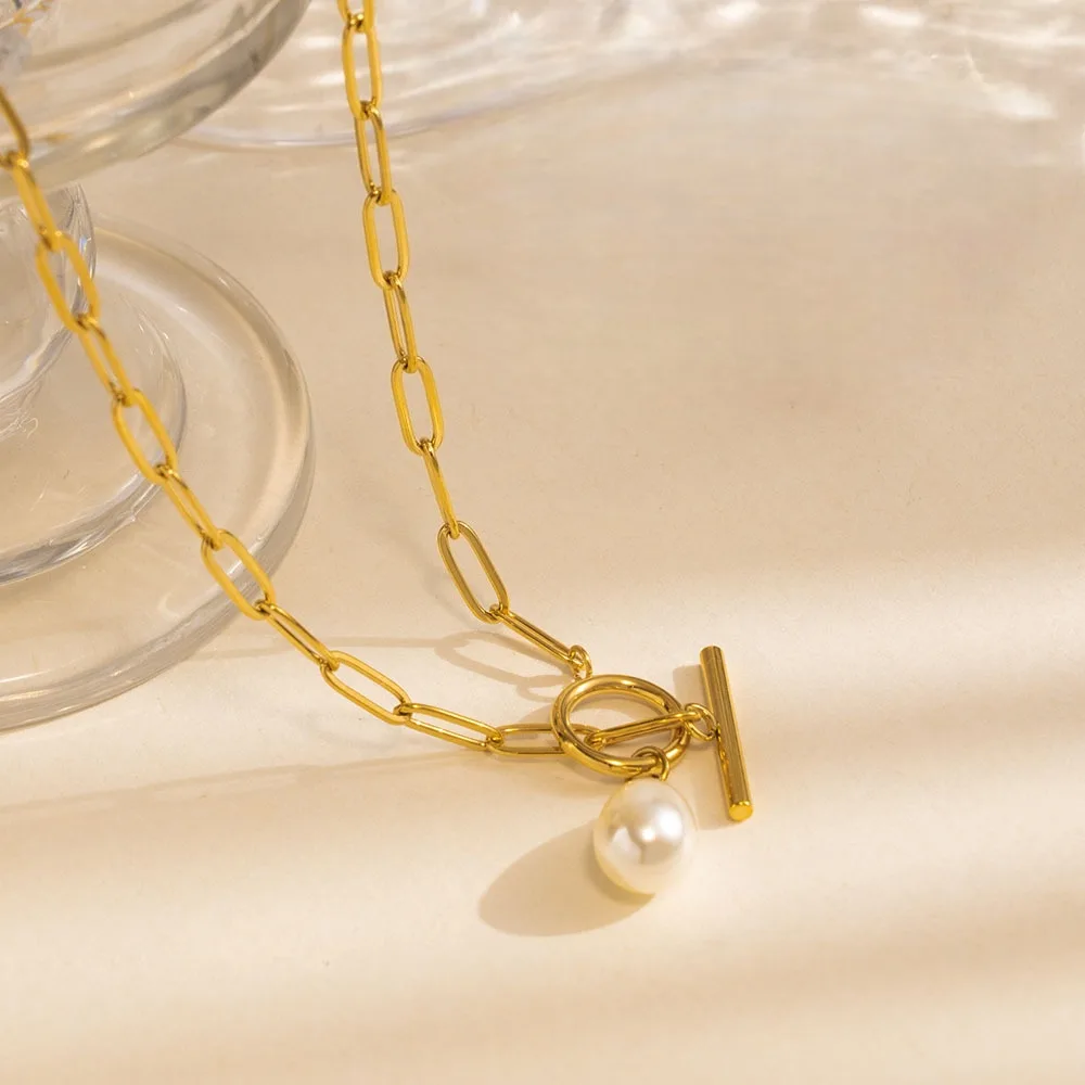 Detail view of paperclip chain pearl necklace with toggle clasp and pearl pendant